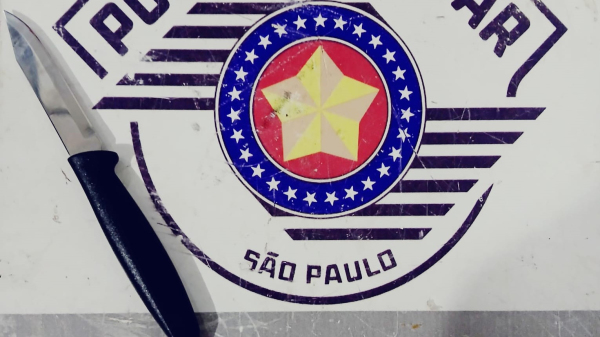 Faca que estava em posse da adolescente (Cedida/PM).