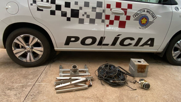 Materiais furtados na estrutura de tratamento de esgoto em Adamantina, recuperados pelos policiais (Cedida/PM).