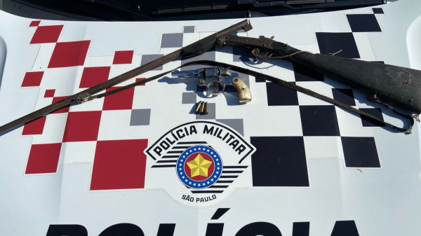 Armas e municoes encontrados na casa do morador (Cedida/PM).