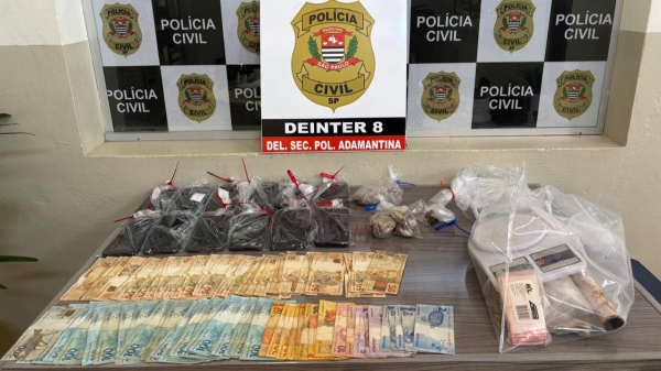 Drogas, R$ 4,9 mil em dinheiro e 17 aparelhos celulares apreendidos (Cedida/Policia Civil).