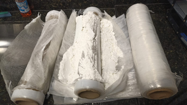 Droga era levada oculta em bobinas plasticas (Cedida/PM Rodoviaria).