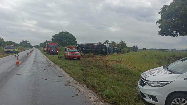 Caminhao bateu em uma arvore e tombou na Rodovia Julio Budisk em Santo Expedito (Cedida/PM Rodoviaria).