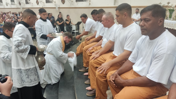 Padre Rafael Moreira lava os pes de doze reeducandos em Presidente Venceslau (Cedida: SAP/Croeste).
