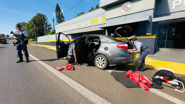 Quase 70 quilos de maconha encontrados em carro (Cedida/PM Rodovi?ria).