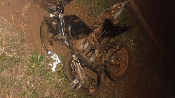 Moto ficou completamente destruida (Cedida/PM Rodoviaria).