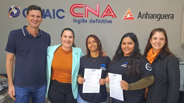 As duas estudante estagi?rias e representantes do Cenaic e da Escola (Divulgacao/EE Fleurides).