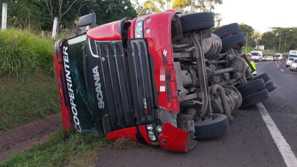 Caminhão tomba em rodovia da região