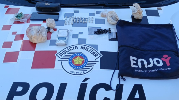 Drogas e outros objetos apreendidos pelos policiais militares (Cedida/PM).