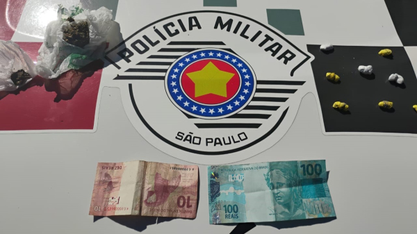 Drogas e outros materiais apreendidos em Adamantina (Cedida/PM).