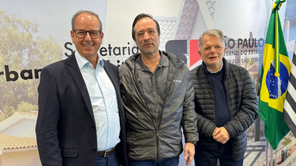 Prefeito Tiveron, secretario Marcelo Branco e deputado Mauro Bragato (Da Assessoria).