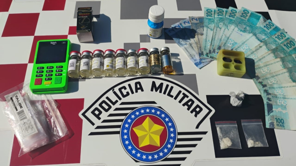 Drogas, anabolizantes, dinheiro e outros objetos apreendidos pelos policiais militares (Cedida/PM).