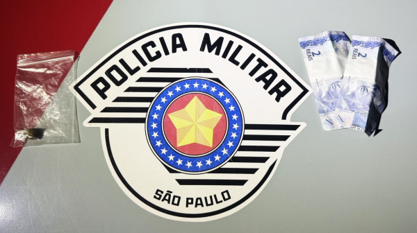 Maconha e R$ 4 apreendidos pelos policiais (Cedida/PM).