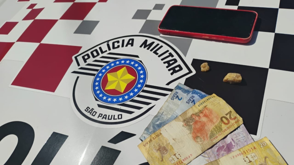 Droga, celular e dinheiro apreendidos pela Policia Militar (Cedida/PM).