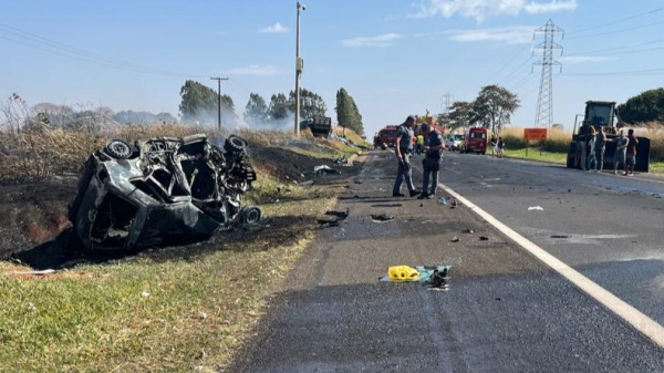Condutor do VW Gol, de 47 anos, morreu carbonizado (Cedida/PM Rodoviaria).