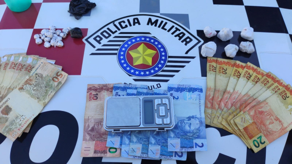 Drogas, dinheiro e outros materiais apreendidos (Cedida/PM).