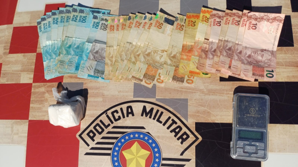 Droga, dinheiro e balanca apreendidos pelos policiais (Cedida/PM).