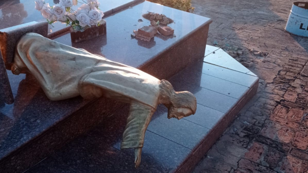 Imagem religiosa vandalizada no local (Cedida/Ass. Imprensa Pref. Osvaldo Cruz).