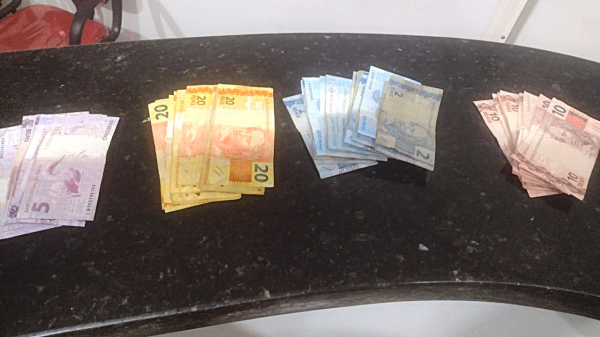 Dinheiro recuperado pelos policiais (Cedida/PM).