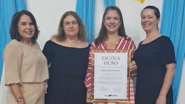 Diretora da Escola Fleurides, Tatiani Qualho Ayachi, segura o certificado Meta Ouro (Cedida).