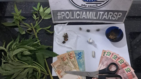 Drogas, dinheiro e outros materiais apreendidos pelos policiais (Cedida/PM).