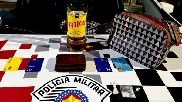 Bebida comprada pelos autores do furto e materiais recuperados pelos policiais (Cedida/PM).