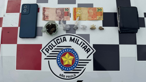 Droga e outros materiais apreendidos pelos policiais (Cedida/PM).