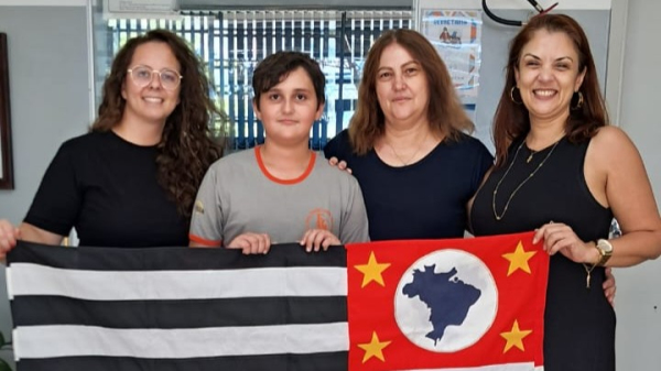 O estudante Rafael Guerrero e representantes da Escola (Cedida).