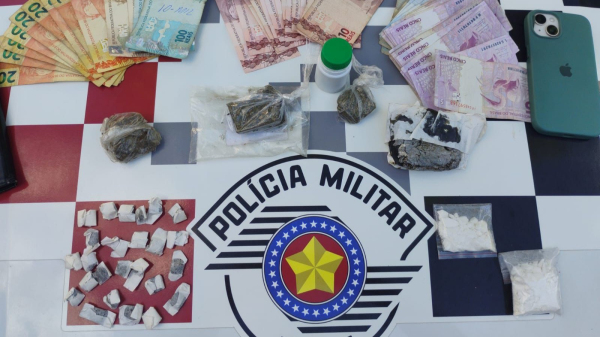 Droga e outros materiais apreendidos (Cedida/PM).