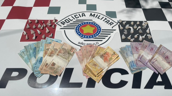 Crack e dinheiro apreendidos pelos policiais (Cedida/PM).