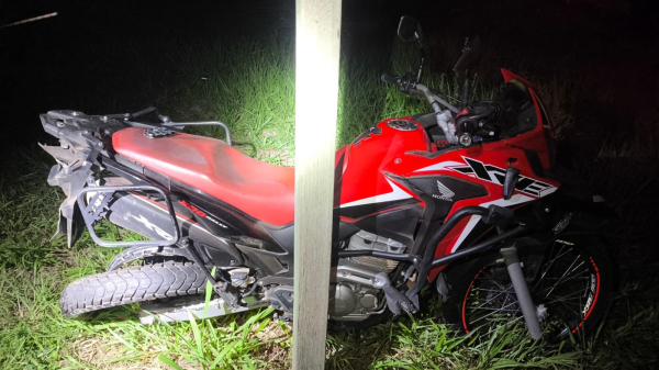 Moto onde estava o casal de Florida Paulista, com passageira gestante (Cedida/PM Rodoviaria).