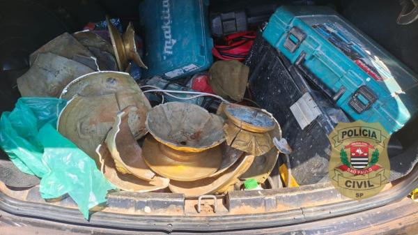 Materiais encontrados no carro interceptado pelos policiais (Cedida/PC).