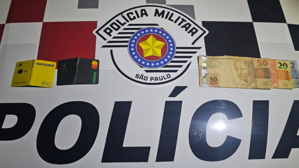 Cartoes e dinheiro recuperados pela Policia Militar (Cedida/PM).