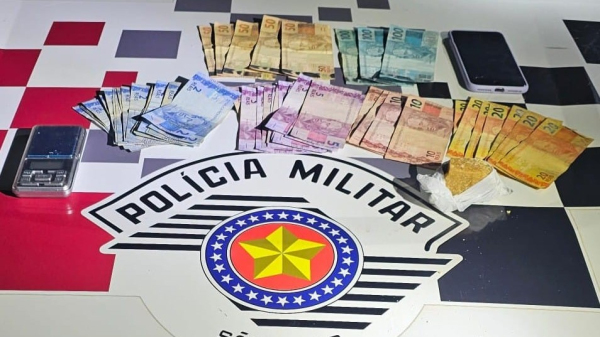 Droga, dinheiro e balanca apreendidos (Cedida/PM).