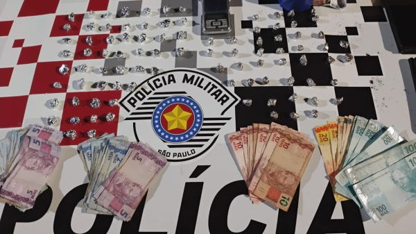 Droga, dinheiro e outros materiais apreendidos (Cedida/PM).