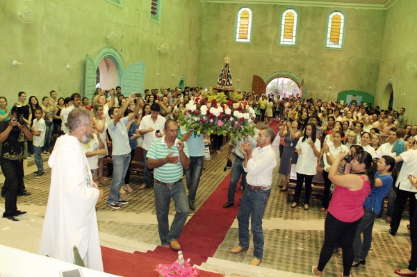 Paróquia Imaculada Conceição lotada durante a chegada da imagem peregrina (Foto: Cedida)