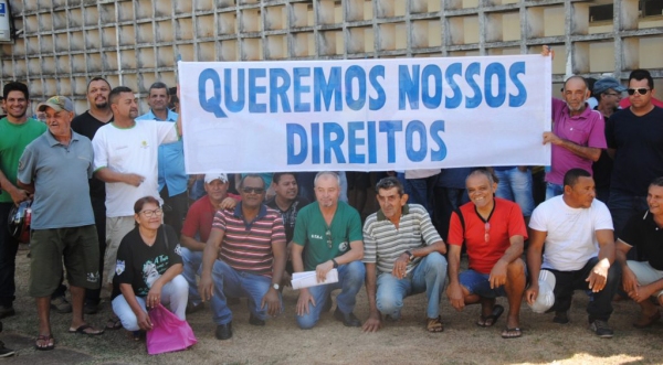 Ex-funcionários da Usina Alta Paulista (Usalpa), estendem faixas reivindicando pagamento dos direitos trabalhistas (Fotos: Reprodução/Site Junqueirópolis em Dia).