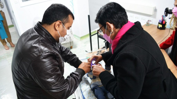 Coletor que recolhe as papilas digitais do recem-nascido entre 12h a 24h depois do parto (Imagens: SSP-SP).