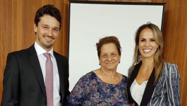 Clique para adicionar uma legendaIvoni Gonçalves Ramos, de Adamantina (ao centro), realizou palestra em Pacaembu (Fotos: TJSP/Comarca de Pacaembu).