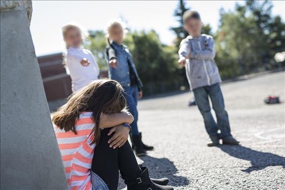 Menina sofria preconceito de seus colegas de classe e enfrentava diversas formas de agressões. (Foto: Ilustração/Internet)