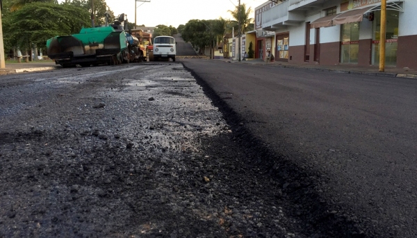 Melhorias de recapeamento asfáltico atingiram a Alameda Padre Nóbrega, altura do Parque dos Pioneiros (Foto: Siga Mais).