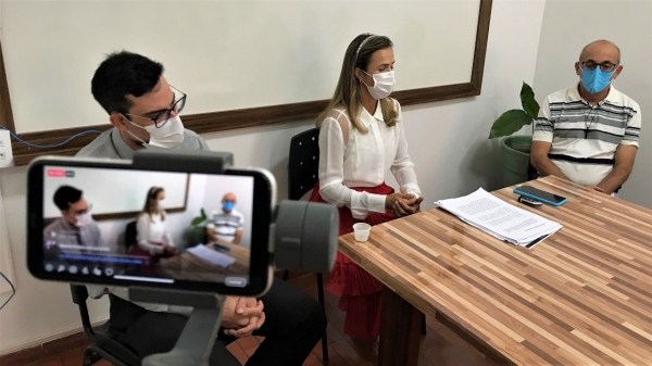 O promotor de justiça Marlon Roberth de Sales, a juÃza Ruth Duarte Menegatti e o padre Afonso Maniscalco, da paróquia Nossa Senhora de Fátima (Foto: Siga Mais).