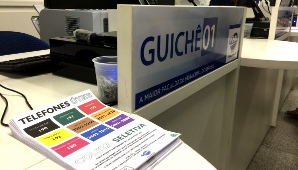 Iniciativa do vereador Acácio Rocha, em informar estudante sobre telefones úteis e coleta de lixo, é adotada pela UniFAI (Foto: Siga Mais).