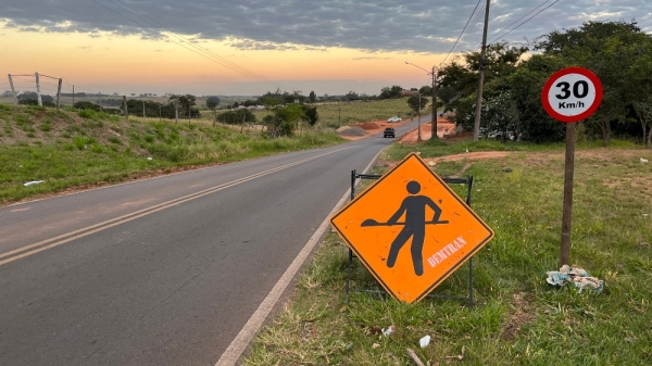 Local tem placas com advertência sobre a obra e limite de velocidade para o trecho sob intervenção (Siga Mais).