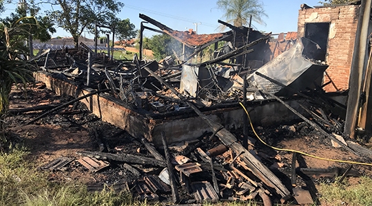 Incêndio destruiu totalmente a casa de madeira, localizada na Rua Santos Dumont, em Adamantina (Fotos: Siga Mais).