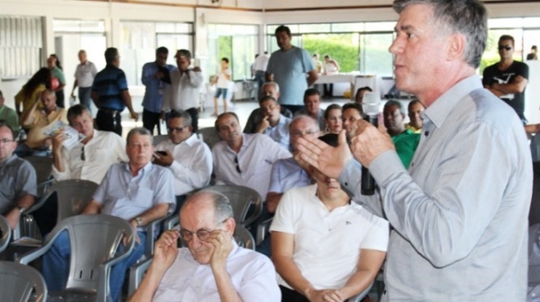 Prefeito de Adamantina, Márcio Cardim (DEM), durante pronunciamento sobre a duplicação da SP-294 na assembleia geral da Amnap, em Parapuã, em fevereiro de 2019 (Foto: João Vinícius | Grupo Impacto).
