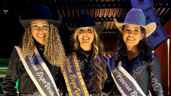 Ao centro a Rainha da ExpoVerde 2025, Maria Laura Bonfim, e as princesas Raphaela Alves de Souza e Sabrina da Silva de Oliveira (Reproducao/ExpoVerde).
