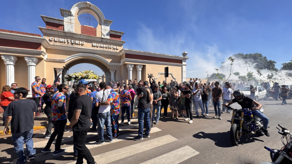 Sepultamento de Lurrique Ferrari em Adamantina (Siga Mais).