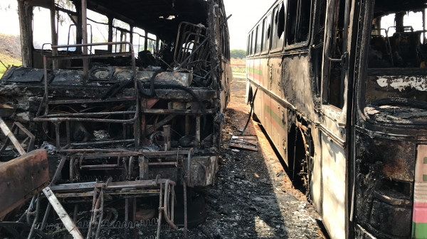 Destruição nos ônibus, causadas pelas chamas (Foto: Siga Mais).