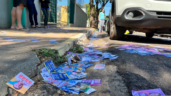 Santinhos esparramados nos locais de votação em Adamantina (Foto: Siga Mais).