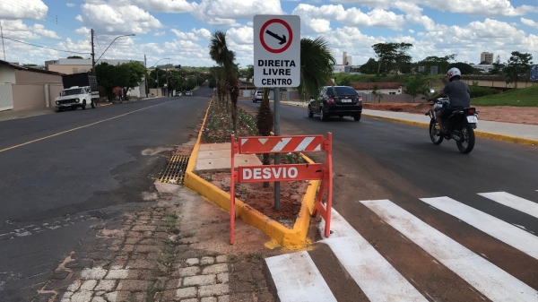 Novo sentido obrigatório para quem transita pela Avenida Antônio Tiveron e vai acessar a passagem do viaduto Roberto Romanini em direção ao centro da cidade  (Foto: Siga Mais).